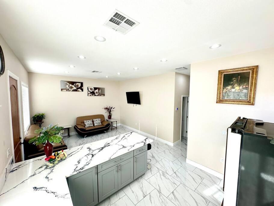 فيلا New Renovated House In Little Saigon Midway City المظهر الخارجي الصورة
